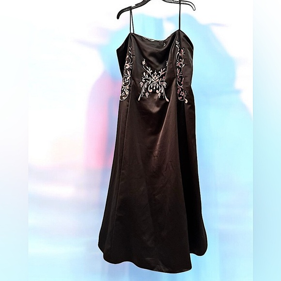 Nordstorm Elegant Black Dress w Embroidery size 22W pit to pit 23in length 48in - Picture 1 of 7
